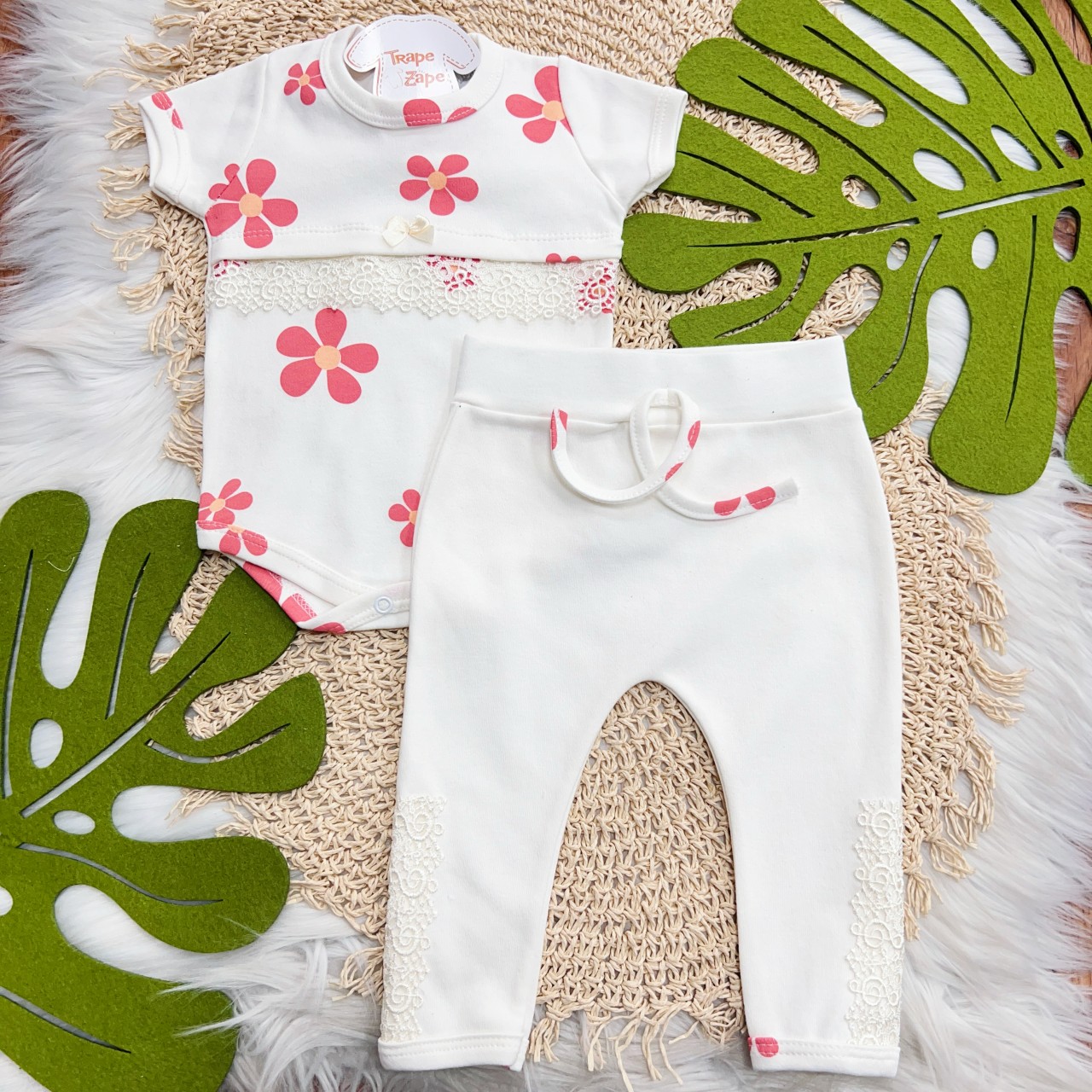  Conj. Body Manga Curta Flores Goiaba e Calça com Renda Lateral - Off White